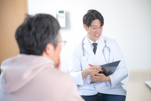うつ病の診察を受ける社会服務要員